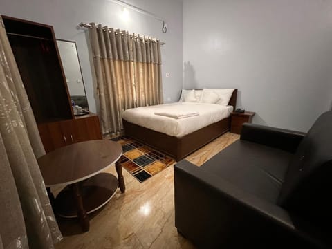 Bed, Photo of the whole room, Seating area, Bedroom