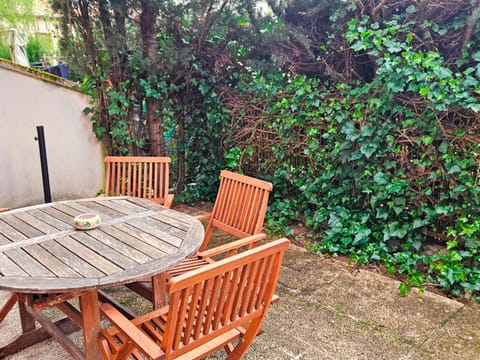 Patio, Day, Dining area, Garden view