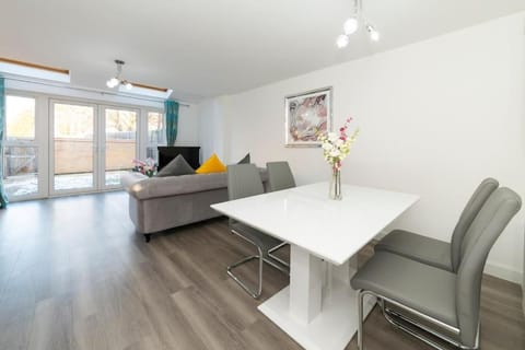 Greenfield's Marlborough Grove Modern 3 - Bedroom Home, Langley Maison in Slough