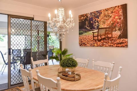 The Arcadia - Entire Luxurious English Cottage With Huge Privacy Near CBD House in Brisbane