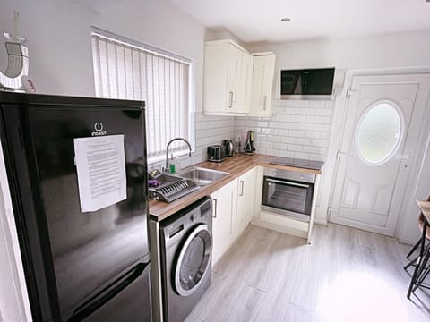 3-Bed House in Oldham near Shaw Casa in Oldham