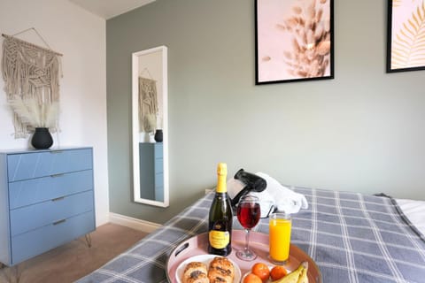 Grange House with Free Parking, Garden, Superfast Wifi and Smart TVs with Netflix by Yoko Property House in Daventry District