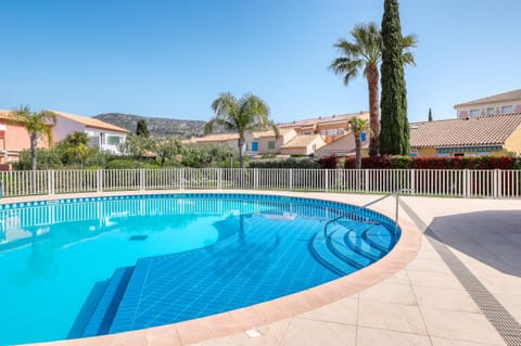 Property building, Day, Pool view, Swimming pool