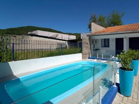 Casa com piscina, 50 m da praia House in Porto Belo