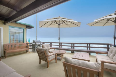 Oceanfront 4BR, Private Beach & Patio, Remodeled Kitchen House in Oceanside