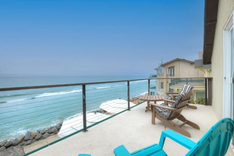 Oceanfront 4BR, Private Beach & Patio, Remodeled Kitchen House in Oceanside