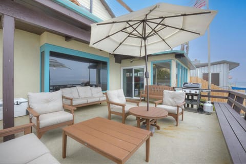 Oceanfront 4BR, Private Beach & Patio, Remodeled Kitchen House in Oceanside