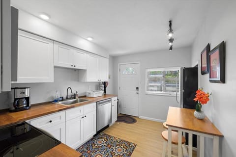 Great Two Bedroom w off Street Parking to Explore the City Close to Downtown Airport Ballparks Condominio in Pittsburgh