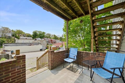 Great Two Bedroom w off Street Parking to Explore the City Close to Downtown Airport Ballparks Eigentumswohnung in Pittsburgh