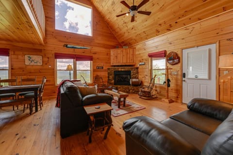 Blue Ridge Mountain Cabin with Views, 2 Mi to Dtwn! Casa in Murphy