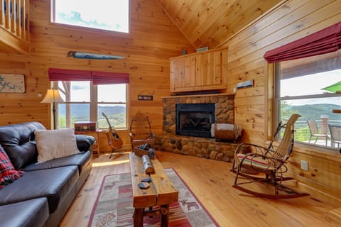 Blue Ridge Mountain Cabin with Views, 2 Mi to Dtwn! Casa in Murphy