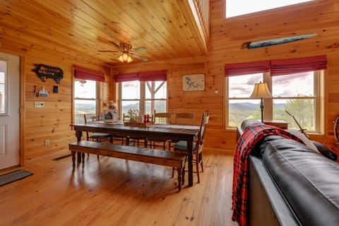 Blue Ridge Mountain Cabin with Views, 2 Mi to Dtwn! Haus in Murphy