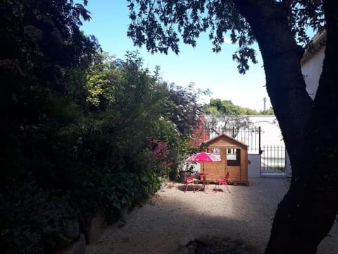 Maison entière avec piscine, au cœur des vignes. Casa in Rochefort-du-Gard