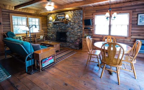 Creekside Hideaway Rustic Cabin - Secluded, Creekside Family Cabin Chalet in Nantahala