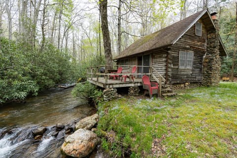 Creekside Hideaway Rustic Cabin - Secluded, Creekside Family Cabin Chalet in Nantahala