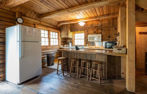 Creekside Hideaway Rustic Cabin - Secluded, Creekside Family Cabin Chalet in Nantahala