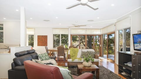 Waters Edge - Pet Friendly Holiday Home House in Patonga