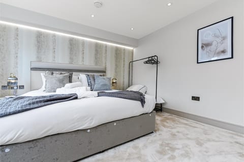 Contemporary 2 Bedroom Flat in Excellent Location! Condo in Wembley
