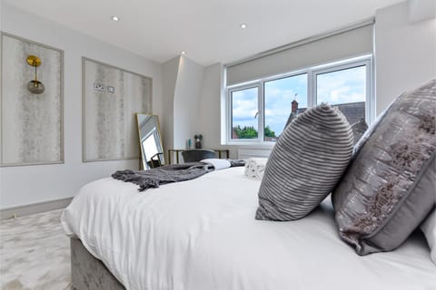 Contemporary 2 Bedroom Flat in Excellent Location! Condominio in Wembley