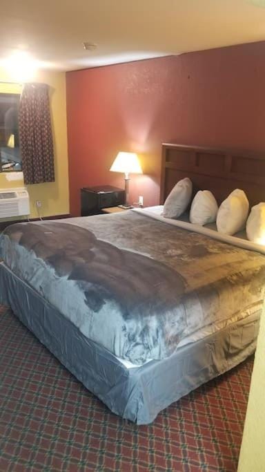 OSU King Bed Hotel Room 217 Wi-Fi Hot Tub Booking Condo in Stillwater