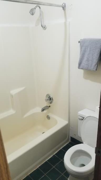OSU King Bed Hotel Room 217 Wi-Fi Hot Tub Booking Eigentumswohnung in Stillwater
