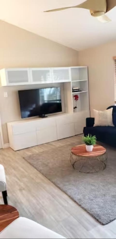 Bright and Modern Room with City Views Bed and Breakfast in Lomita