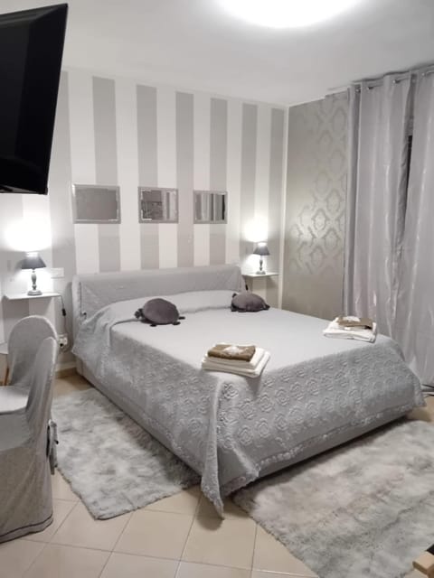 Nearby landmark, Bed, TV and multimedia, Photo of the whole room, Decorative detail, Bedroom, Pets, City view, Garden view, Landmark view, Mountain view, Street view, Inner courtyard view, internet, locker, pet friendly, towels, wedding