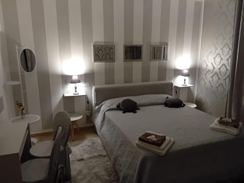 Bed, People, TV and multimedia, View (from property/room), Other, Photo of the whole room, Decorative detail, Animals, Bedroom, Pets, Garden view, Mountain view, Street view, Family, Parking, furniture, internet, locker, pet friendly, towels, wedding