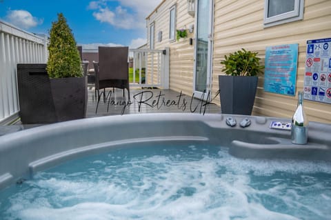 Hot Tub Breaks at Tattershall Lakes Country Park Condominio in Tattershall