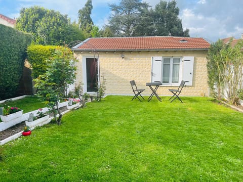 Property building, Garden, Dining area