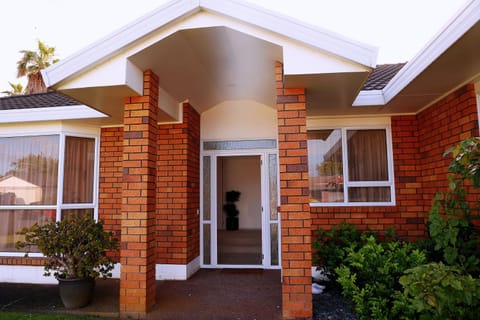 House Located at the centre of East Auckland walking to Botany Westfield Shopping Mall House in Auckland