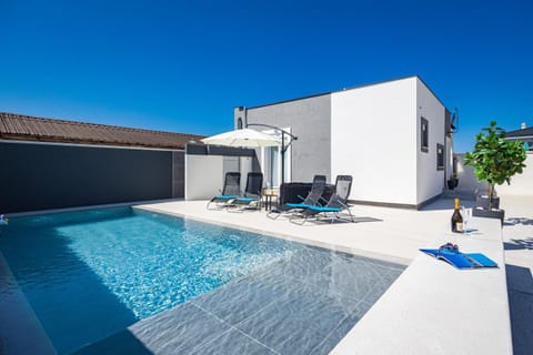 Property building, Patio, Day, Pool view, Swimming pool, sunbed