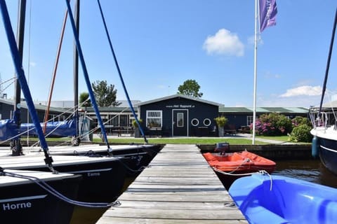 Het Toppunt groot vakantiehuis aan het water House in Friesland, Netherlands