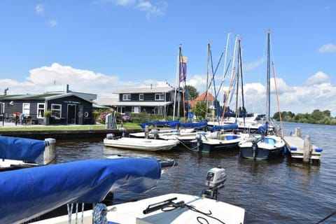 Het Toppunt groot vakantiehuis aan het water House in Friesland, Netherlands