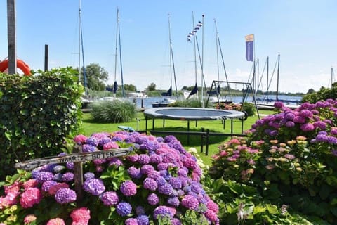 Het Toppunt groot vakantiehuis aan het water House in Friesland, Netherlands