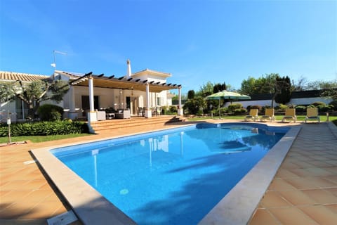 Property building, Day, Pool view, Swimming pool, sunbed