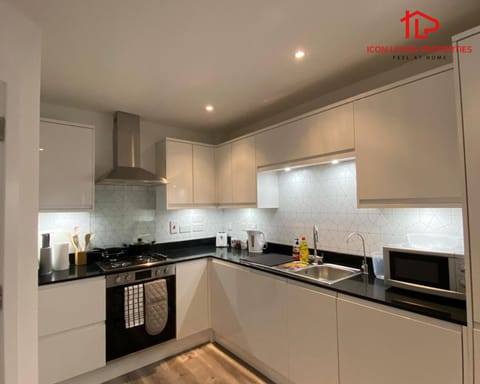 Modern Spacious 4 Bed House By Icon Living Properties Short Lets & Serviced Accommodation Reading With Free Parking Apartment in Reading