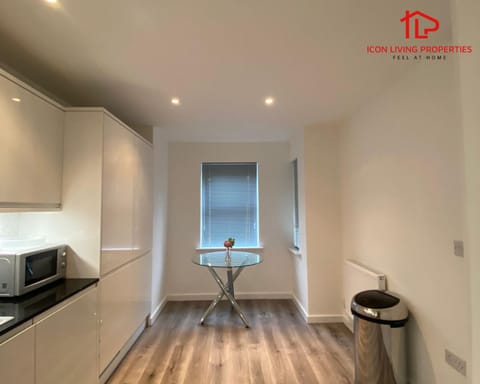 Modern Spacious 4 Bed House By Icon Living Properties Short Lets & Serviced Accommodation Reading With Free Parking Appartamento in Reading