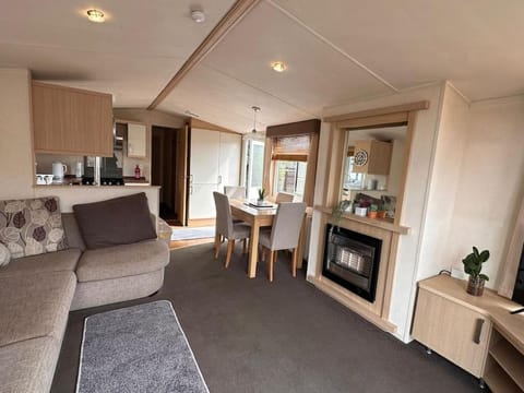 Swift Moselle 2 Bedroom Caravan - Uddingston, Glasgow Apartment in Glasgow