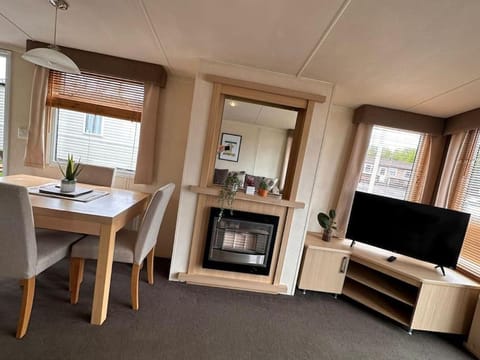 Swift Moselle 2 Bedroom Caravan - Uddingston, Glasgow Apartment in Glasgow