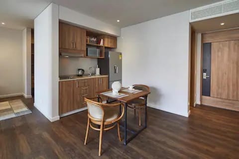 Kitchen or kitchenette, Seating area, Dining area