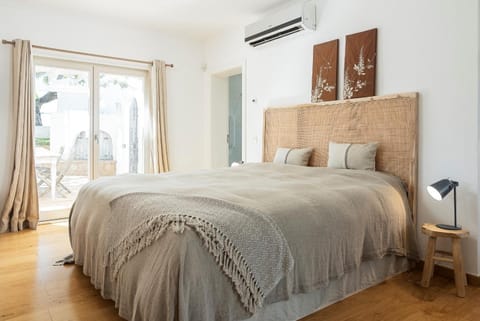 Bed, Photo of the whole room, air conditioner