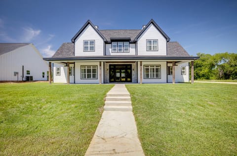 Texas Retreat with Charcoal Grill and Boat Ramp Access House in Lake Livingston