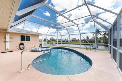 Entire Home Sleeps 11! Private Heated pool + Spa! 15-18mins to Beaches! House in Rotonda West