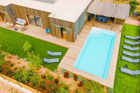 Property building, Garden, Garden view, Pool view, Swimming pool, sunbed