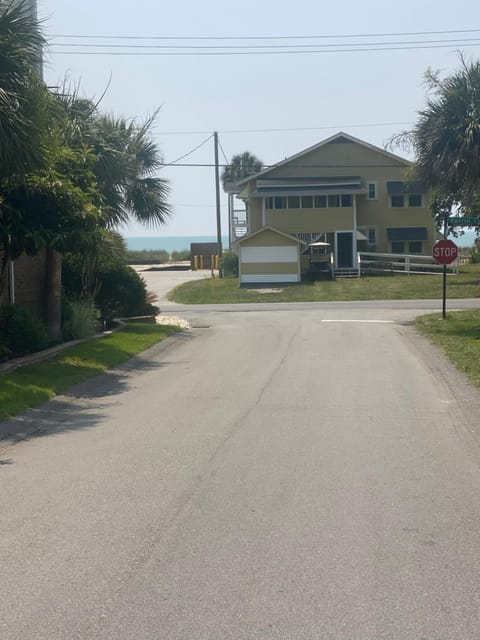 Beach cottage/King BR/walk2beach/Golf Cart option Apartment in North Myrtle Beach