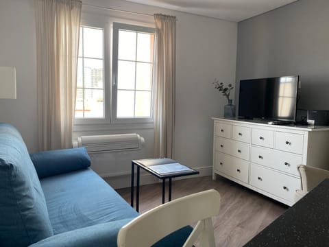 Deluxe City Centre Two Bedroom with Private Balcony - Grand Central House Eigentumswohnung in Gibraltar