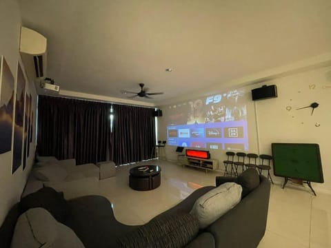 Communal lounge/ TV room, TV and multimedia, fireplace