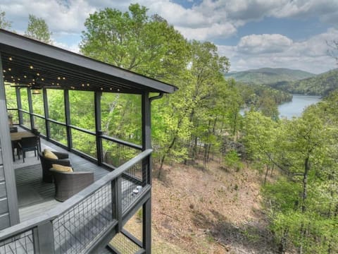 Dog Friendly Cabin Lake & Mountain Views Hot Tub House in Blue Ridge Lake