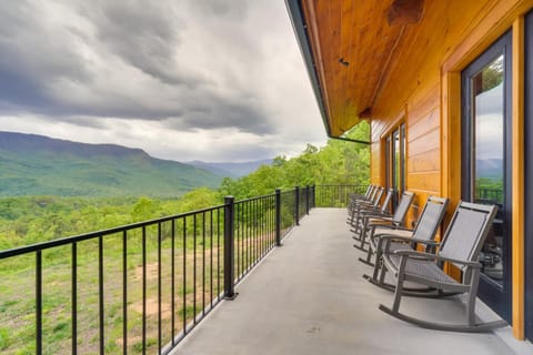 Gatlinburg Vacation Rental with Private Hot Tub! House in Pittman Center